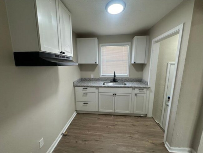 Building Photo - This beautifully updated 3-bedroom, 1-bath single-family home is ready for move-in!