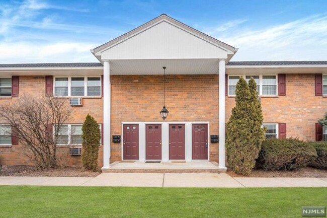 Foto del edificio - 219 N Maple Ave