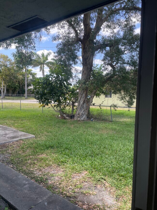 Foto del edificio - 1570 E Breezy Ln