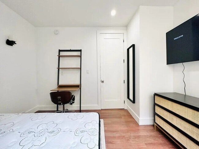 Foto del edificio - Furnished room/NOT APARTMENT