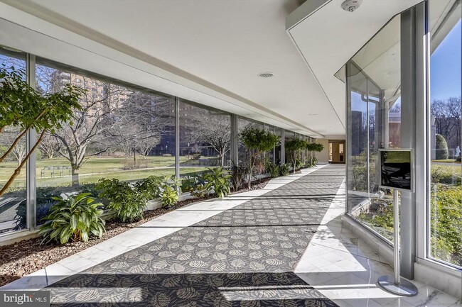 Foto del edificio - 4201 CATHEDRAL Ave NW