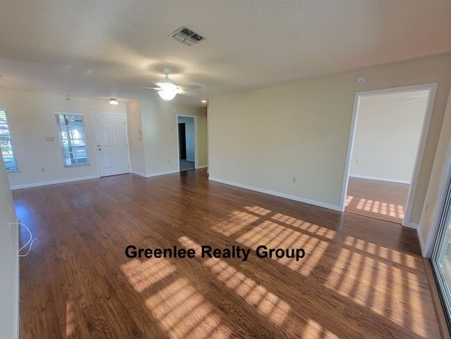 Foto del edificio - Beautiful 2 Bedroom / 2 Bathroom Waterfront End Unit in Heritage Lake (55+ Community)