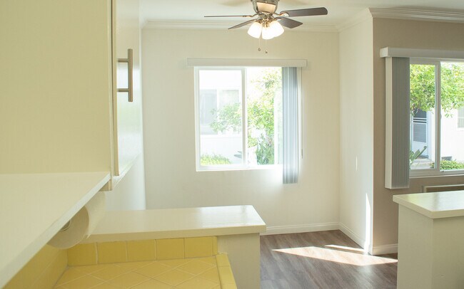 Kitchen , View to Dining Room - 252 S Doheny Dr