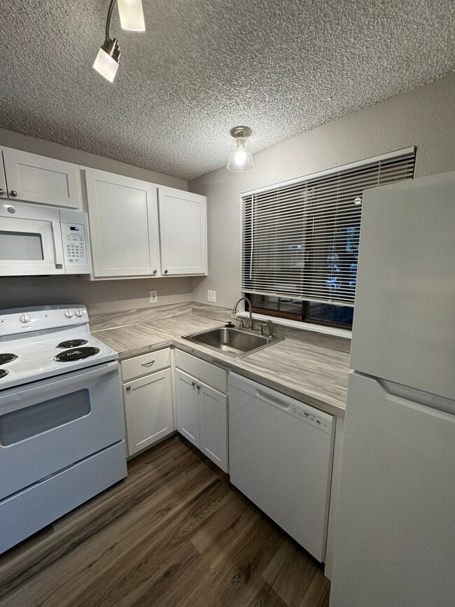 Building Photo - Fully Renovated 2 bedroom, 1.5 bath Apartment with New Appliances and Separate Garage!  Fully Rem...