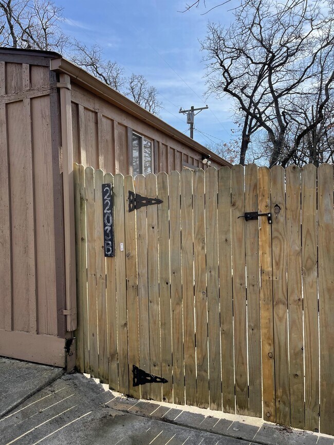 Photo - 2203 Mercedes Rd House