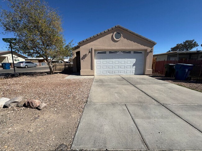 Foto del edificio - 3br 2ba Home with Garage and Yard near Rot...