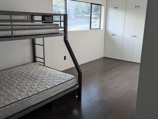 Building Photo - 2 Bedroom Duplex in Des Moines