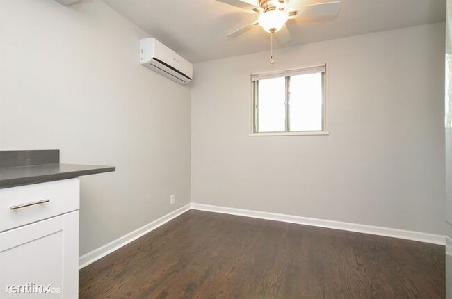 Building Photo - 2 br, 1 bath Apartment - 1145 Waukegan Road