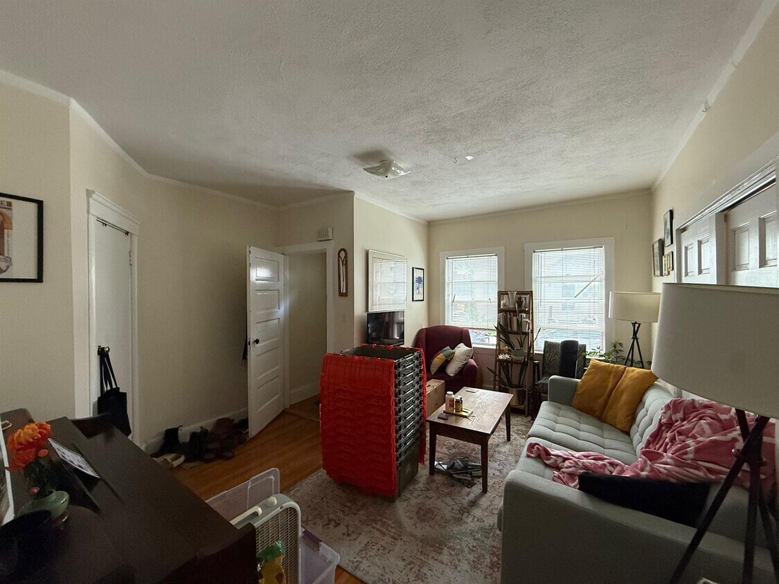 Primary Photo - 25 Knapp St