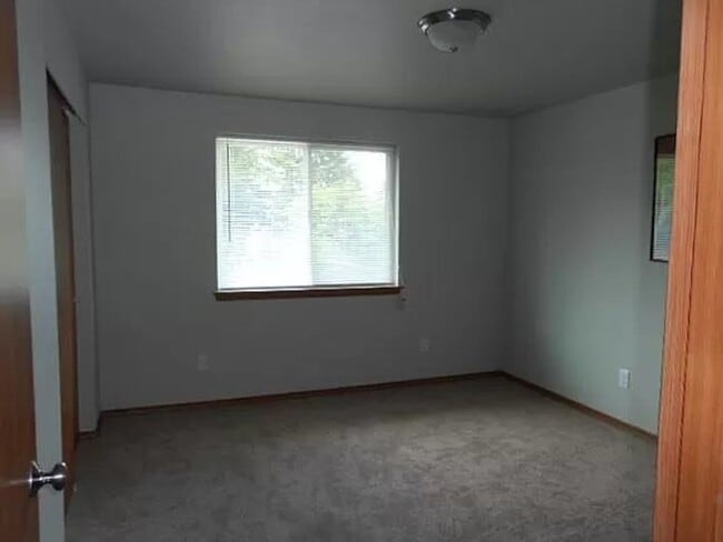 Building Photo - 3bd 2 1/2ba Home With garage