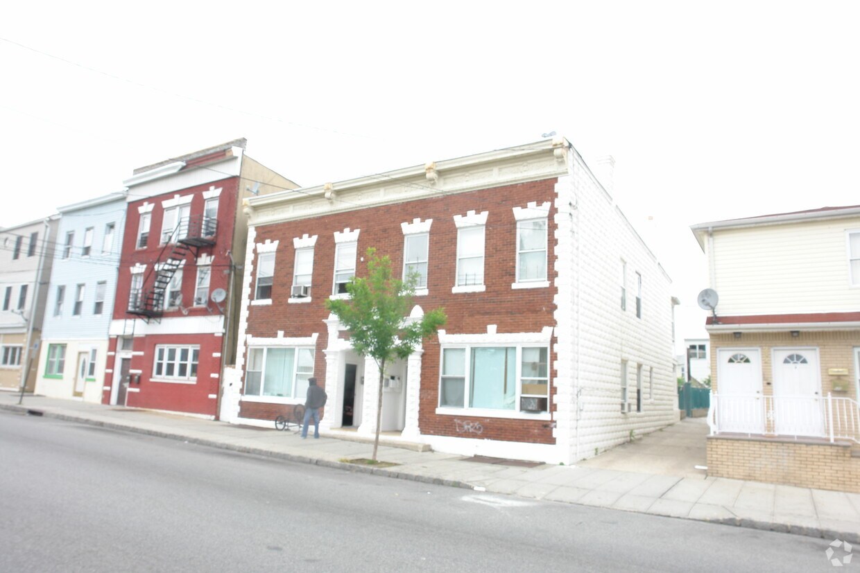 Building Photo - 268 Washington St