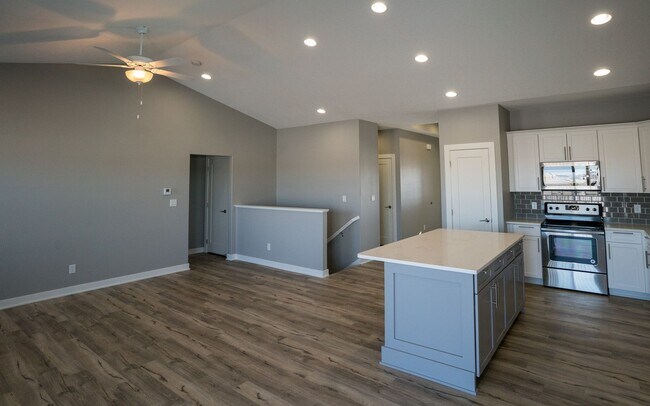 Building Photo - Beautiful 4 Bedroom Home! 3 Car Garage!