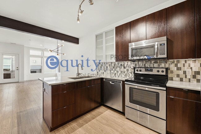 Building Photo - 7740 Rooftop Dr