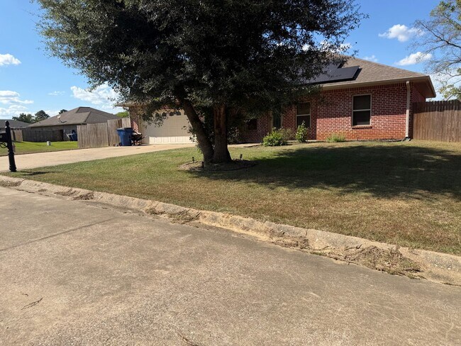 Building Photo - 1210 Willow Cir