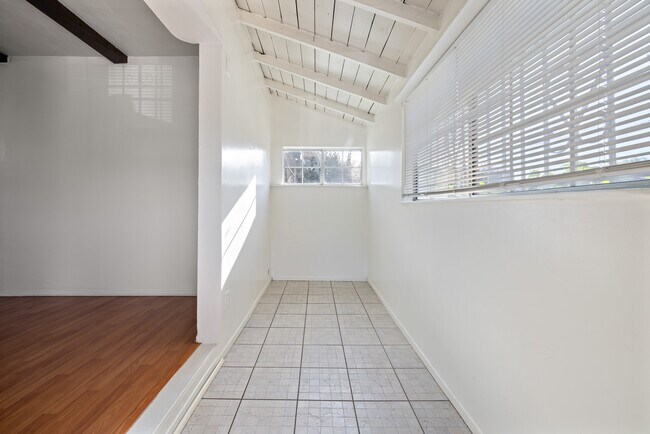Building Photo - 11840 Archwood St