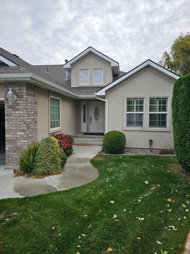 Foto principal - Townhouse located near Canyon Rim Parkway and tons of shopping