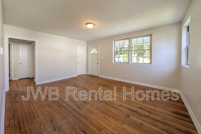 Foto del edificio - 5517 Lakewood Cir E