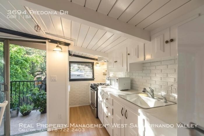Primary Photo - bedroom in Studio City CA 90068