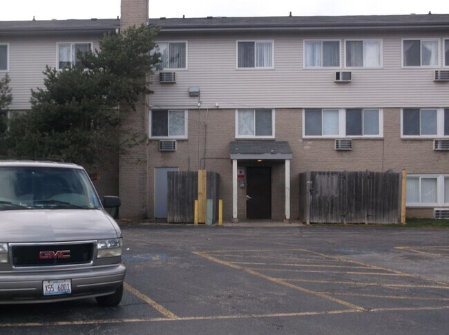Building Photo - 555 Deepwoods Dr