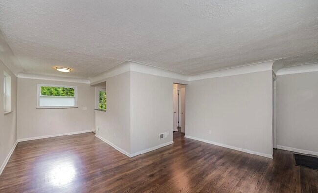 Building Photo - 11 Cedarwood Ct