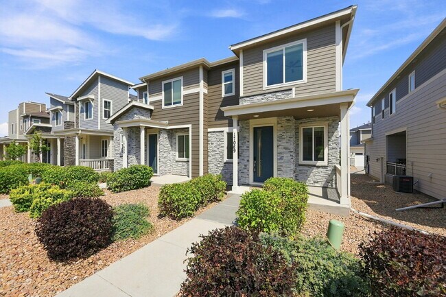 Foto del edificio - $2,495.95 - 3 Bed, 2.5 Bath Townhome in Aurora with Central AC and In Unit Laundry!
