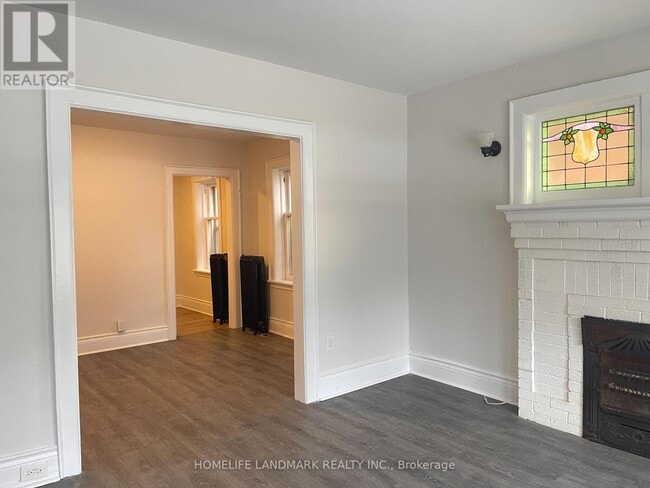 Building Photo - 987 Main St E