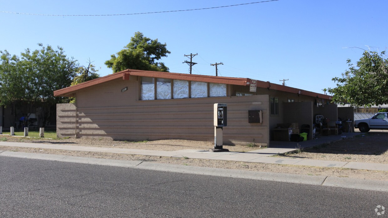 Foto del edificio - 4801 E Willetta St