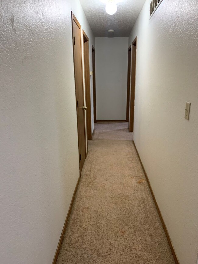 Building Photo - Finished Walk Out Basement and Fenced Back...