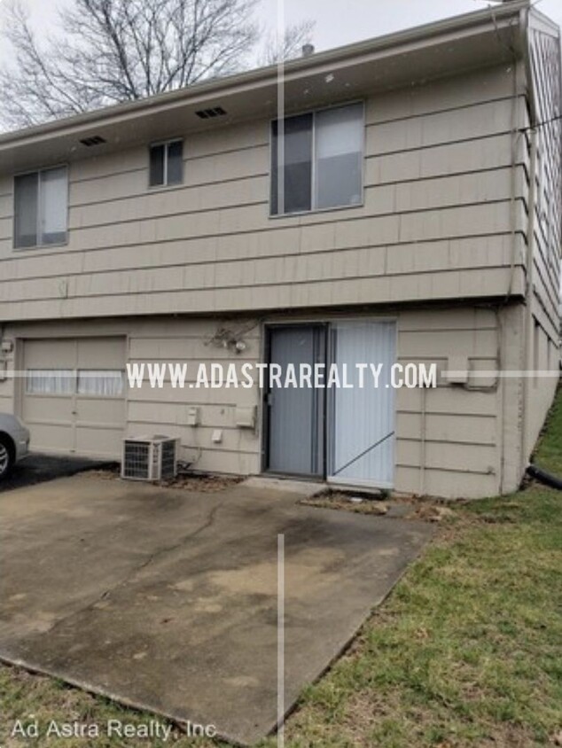 Building Photo - Awesome 2 Bedroom Duplex in Overland Park-...