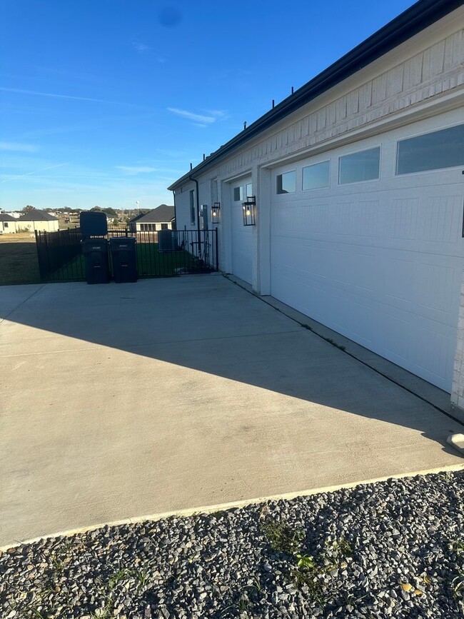 Foto del edificio - open concept 4bd - rent to own