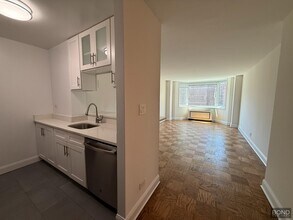 Building Photo - 400 E 71st St