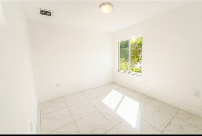 Foto del edificio - MUST SEE -2/2/1+OPEN DEN-DUPLEX IN GREENBR...