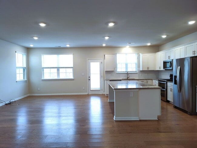 Foto del edificio - Beautiful end-unit 3 bedroom, 2.5 bath Townhome located in the Harmony community in Matthews!