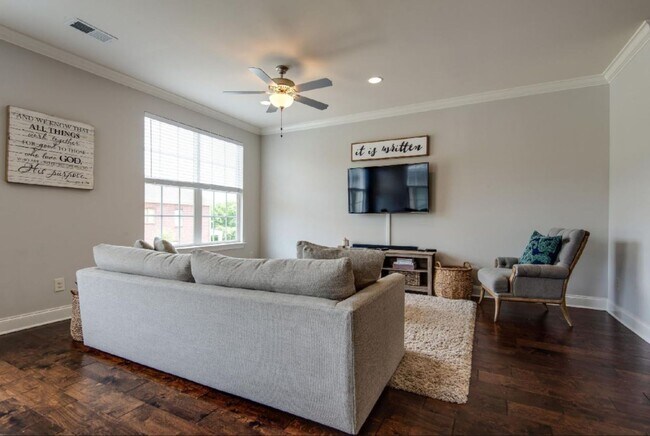 Foto del edificio - 3-bedroom, 2.5-bath home with a 2-car garage in the sought-after Gateway Village community of Fra...
