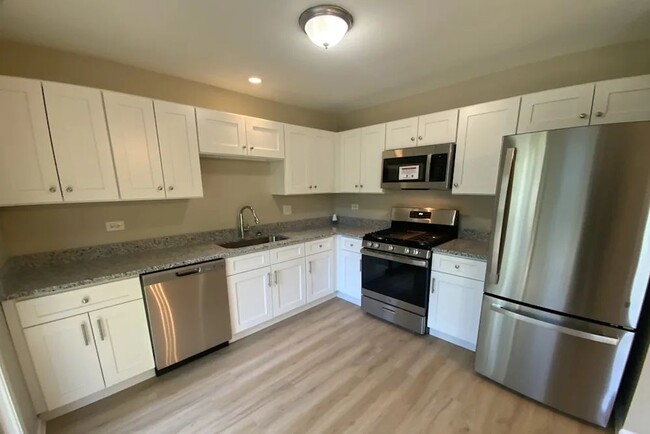 Building Photo - 1029 Surrey Ct