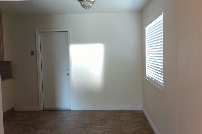 Building Photo - Lovely 3 Bedroom 1.5 Bath in Clovis