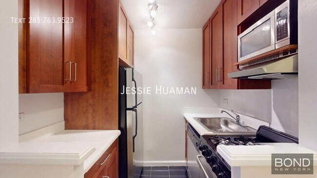 Building Photo - 1570 1st Ave