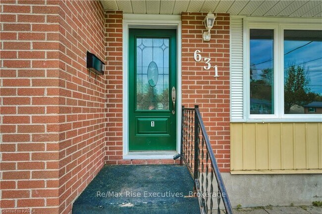 Photo du bâtiment - 3-Bed Main Floor | $2599 ALL-INCLUSIVE | 1 Month Rent Free!