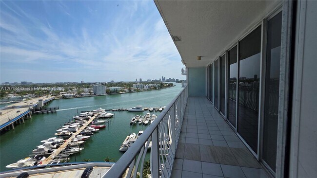 Foto del edificio - 7601 E Treasure Dr