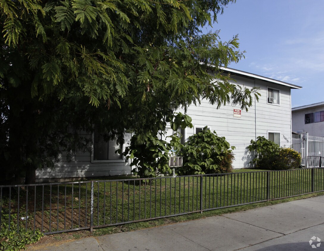 Building Photo - 13015 Vanowen St