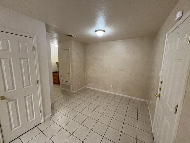 Foto del edificio - 1302 Nicholas Cir