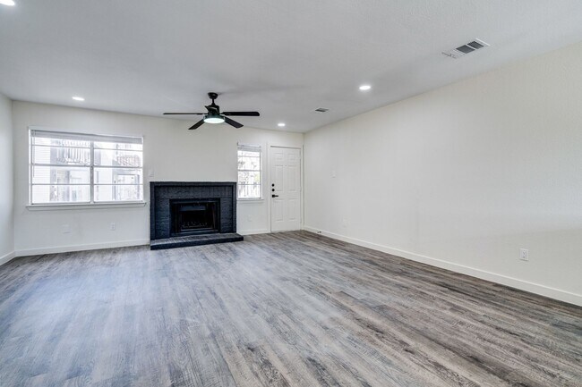 Foto del edificio - RIVER CROSSING ATX - 2BD/2.5BA - TOWNHOUSE - NEAR DOWNTOWN - NEW INTERIOR - $1495