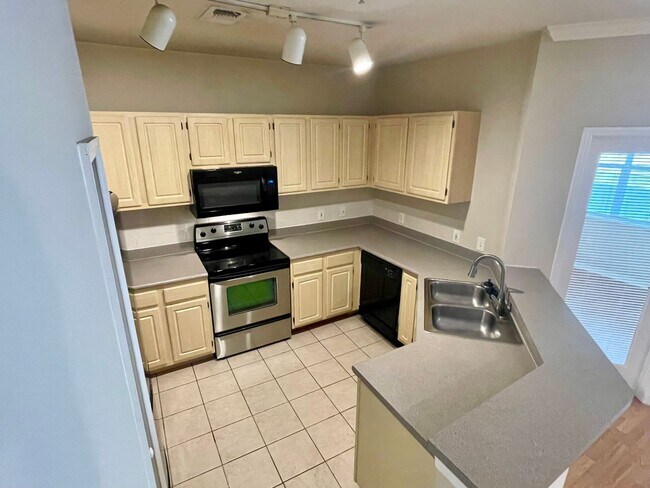 Building Photo - Move In Special! Spacious 2BR/2BA Visconti...
