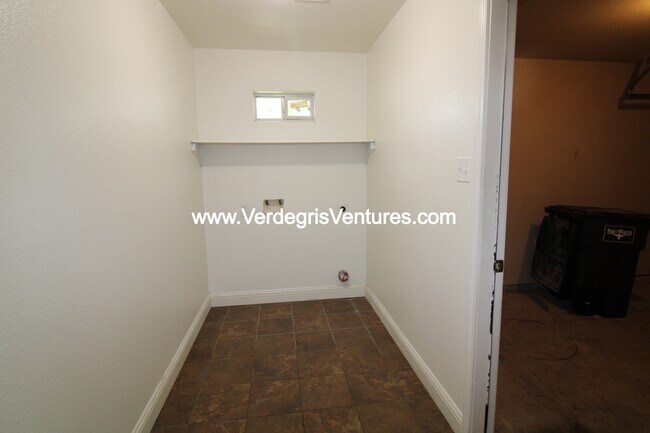Foto del edificio - 8129 Tanner Ave