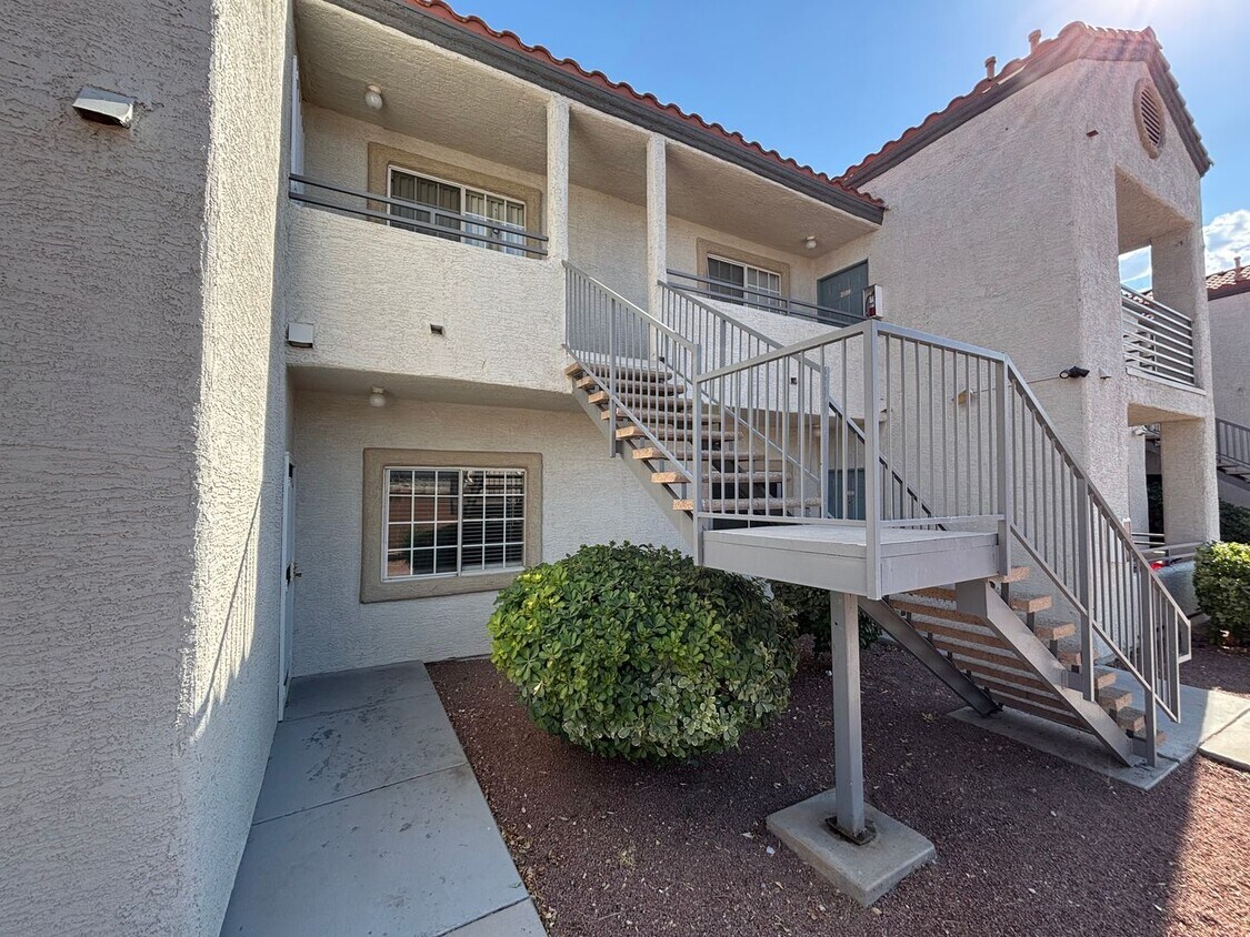 Foto principal - Beautiful 2Bed/2Bath home located in the C...