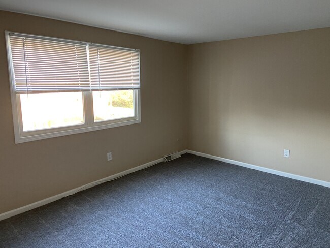 Building Photo - 109 Creekside Dr