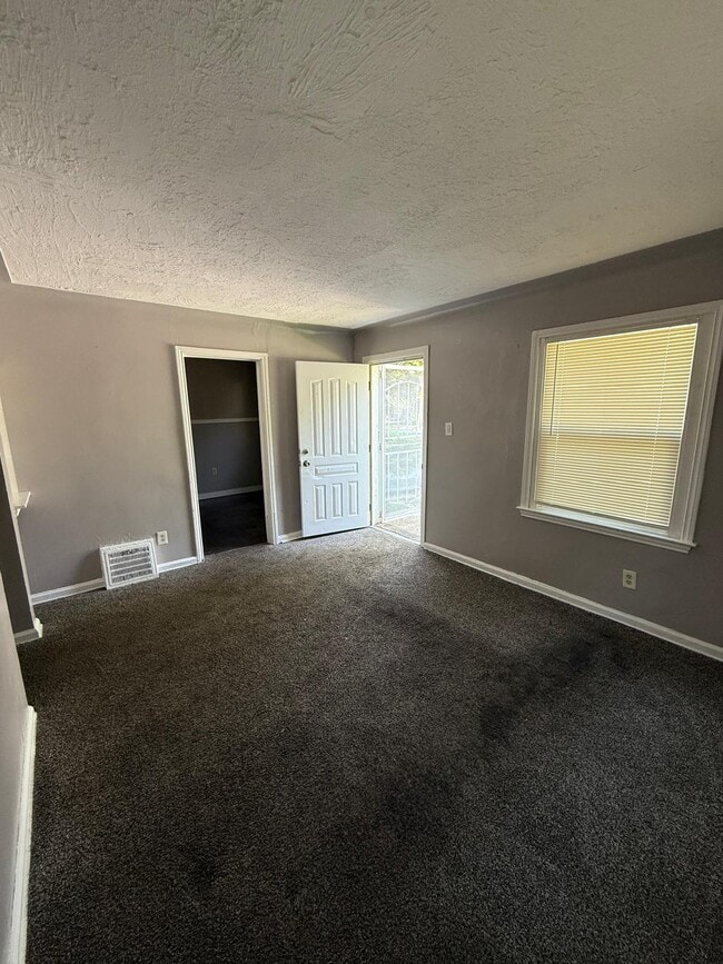 Building Photo - 9092 Cloverlawn Ave