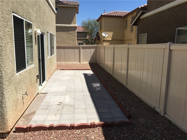 Building Photo - 9933 Carrizo Springs Ave