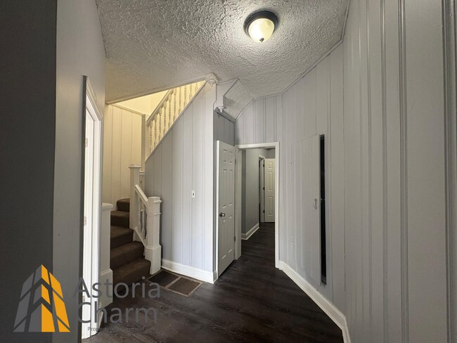 Foto del edificio - Modern 4-Bedroom with Yard & Easy Downtown...