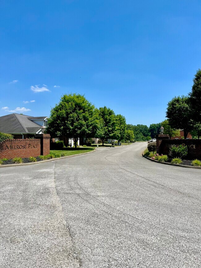 Entrada - 63 Melrose Dr